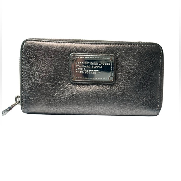 Marc By Marc Jacobs Pewter Continental Classic Q Zip Around Leather Wallet - Picture 1 of 13